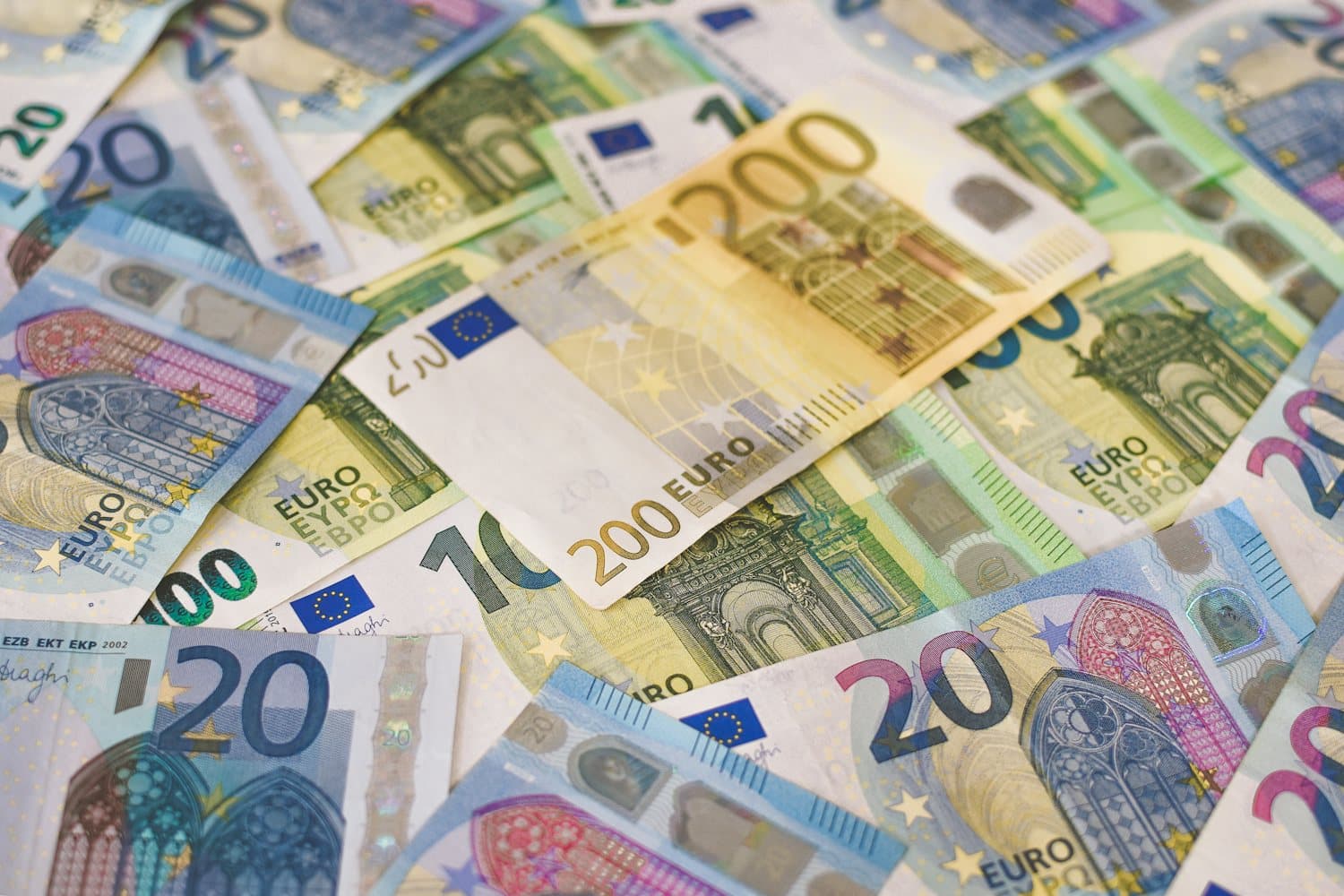 Ausgebreitete Euro-Geldscheine verschiedener Werte