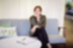 Zufriedene Frau auf der Couch