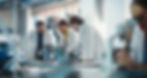 Diverses team im Labor