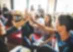 Menschen die sich ein high five geben