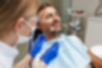 ZFA und Patient in der Zahnarztpraxis